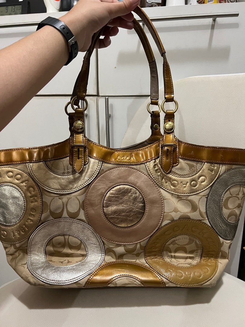 COACH Signature Patchwork Tote Bag (Category: Luxury Bags & Wallets) located in Quezon City. Submitted by swiftiesince08 (Listing ID 1329987875, Image 1). Description: Need cleaning yung loob. See pic for details. With stains on pvc opening No hang tag.