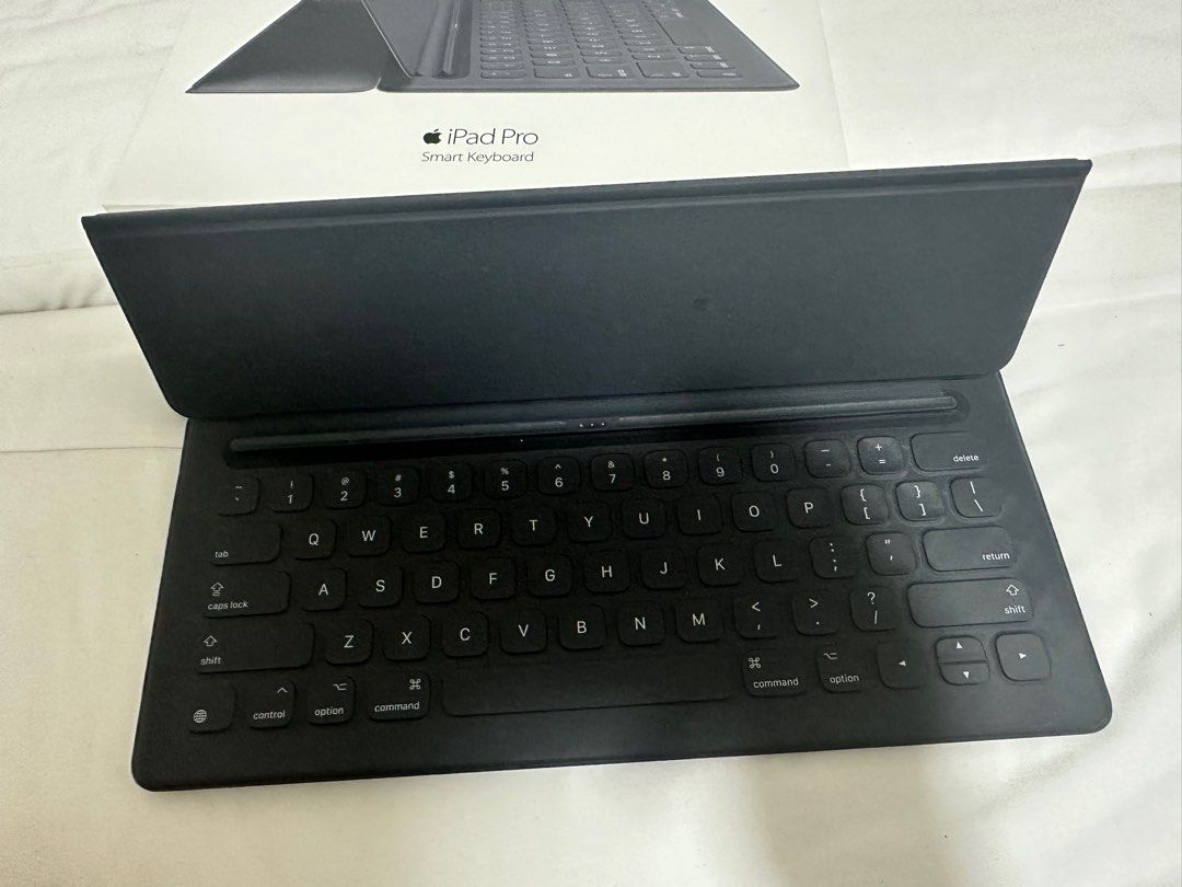 Keyboard (Category: Computer Keyboard) located in Pasig City. Submitted by radracelis (Listing ID 1329898665, Image 2). Description: Ipad Pro Smart Keyboard.