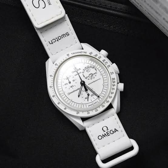 Swatch Omega Snoopy Moonswatch (WHITE) (Category: Men's Watches) located in Taguig. Submitted by jocher74605 (Listing ID 1329979439, Image 1). Description: Very well maintained by an avid watch enthusiast. no scratch no dents..