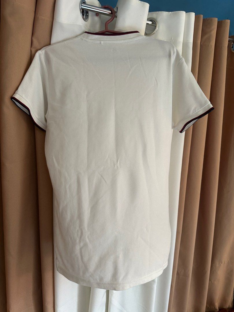 UNIQLO White Tshirt Small Size (Category: Tshirts & Polo Shirts ) located in Iloilo. Submitted by isteb (Listing ID 1329904696, Image 2). Description: Hindi na ginagamit. May slight ma mantsa pero washable naman..