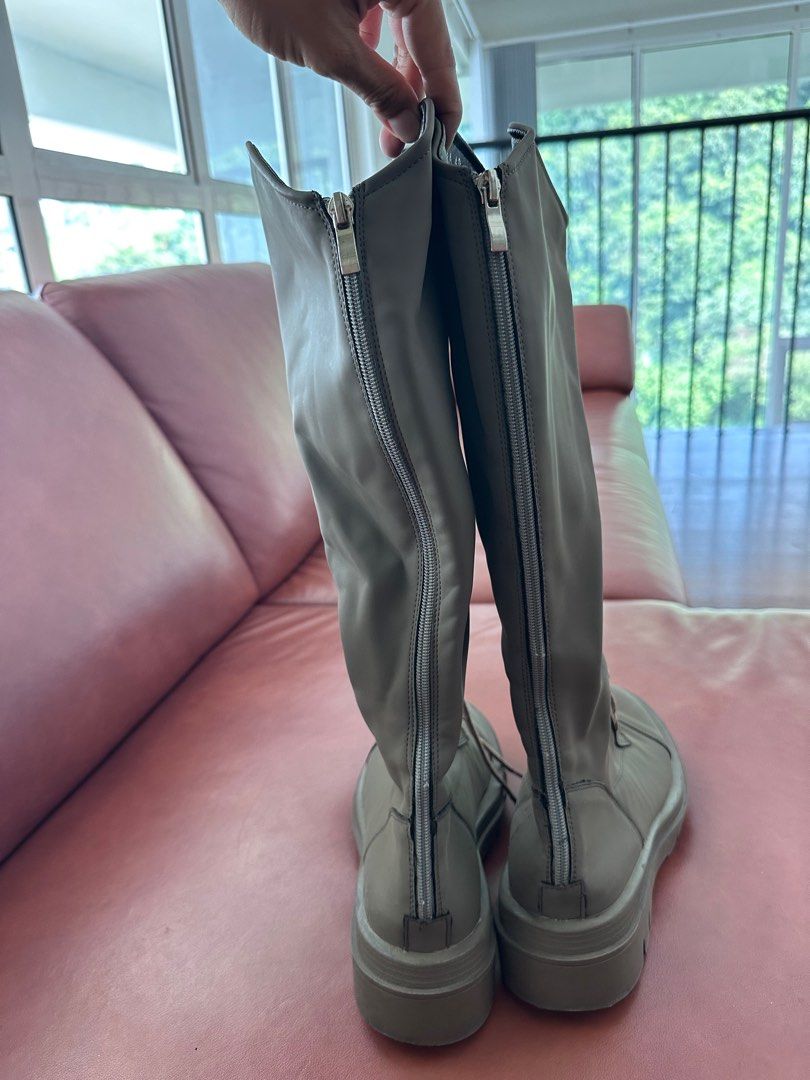 Winter boot (Category: Boots) located in Petaling Jaya. Submitted by ww_preloves (Listing ID 1329849372, Image 3). Description: I’m a size 37/38 shoe wearer. Bought this at size 40 so I can wear thick socks comfortably. Very comfortable and good for long walking. Refer photo for minor defects. Bought at RM229 Now at RM80 Only serious buyer Pls don’t ask for more photos as already taken every angle of the jacket. COD at Damansara Perdana area.
