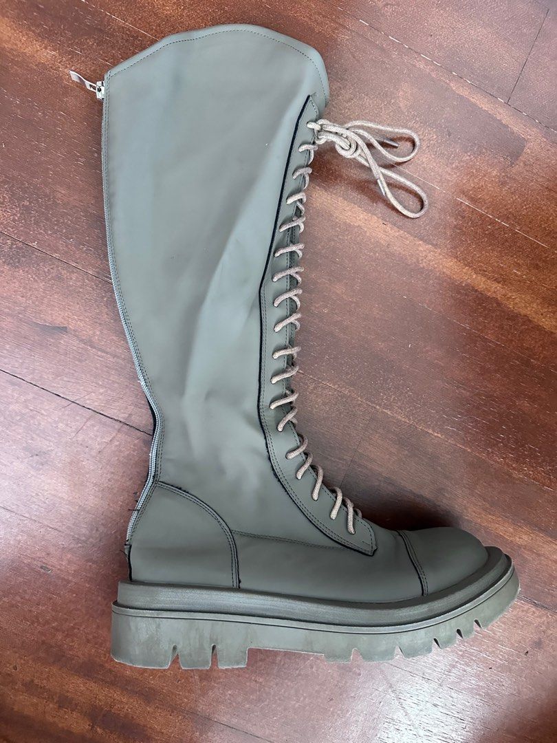 Winter boot (Category: Boots) located in Petaling Jaya. Submitted by ww_preloves (Listing ID 1329849372, Image 2). Description: I’m a size 37/38 shoe wearer. Bought this at size 40 so I can wear thick socks comfortably. Very comfortable and good for long walking. Refer photo for minor defects. Bought at RM229 Now at RM80 Only serious buyer Pls don’t ask for more photos as already taken every angle of the jacket. COD at Damansara Perdana area.