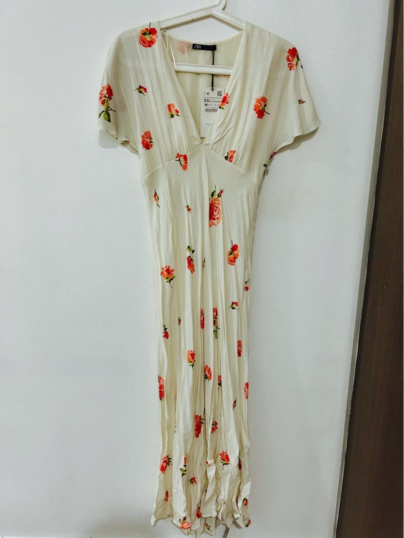 white dress with red flowers zara Zara White Floral Midi Dress XS UK 6 8 BNWT, Women's Fashion, Dresses &  Sets, Dresses on Carousell