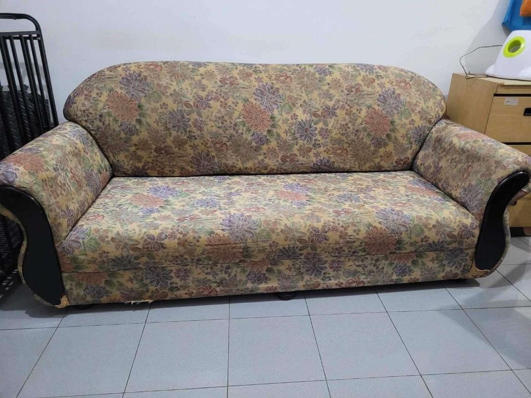 2nd hand HEAVY HARD WOOD SOFA (Category: Sofas) located in Del Monte. Submitted by maggiesy9 (Listing ID 1333866280, Image 1). Description: what you see is what you get, there are some damages can fit to 4 or more for pick up only Garden Island N. Domingo/ Brgy Valencia QC 200cm width.