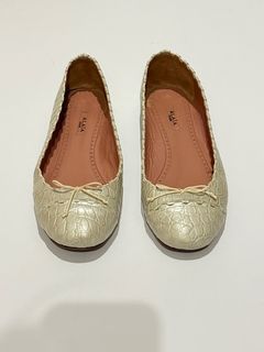 (Category: ) located in . Submitted by luxbrand.closet (Listing ID 1333956371, Image 1). Description: .