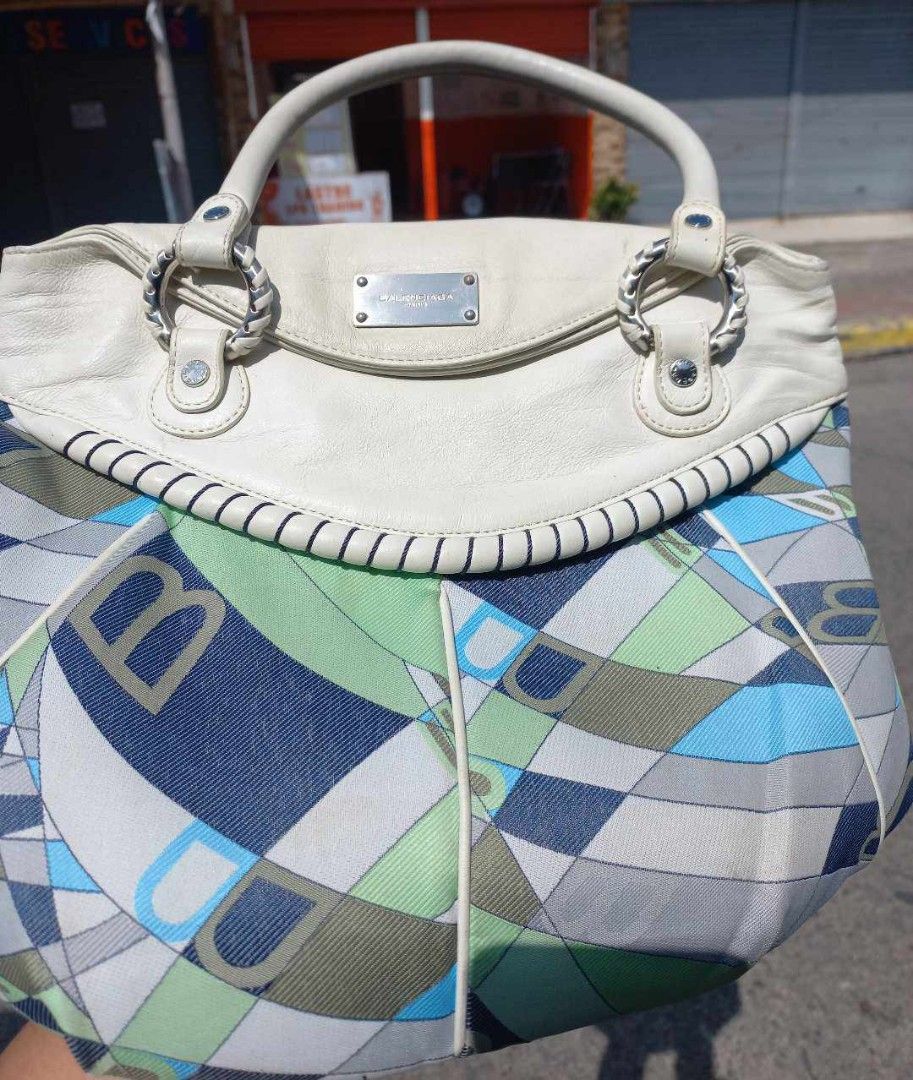 Balenciaga Vintage Shoulder Bag (Category: Luxury Bags & Wallets) located in Murcia. Submitted by eman_03 (Listing ID 1333857551, Image 1). Description: 📌 Balenciaga Shoulder Bag *Authentic *Canvas and Leather Material *Magnet Lock *12W x 10L in inches (Dimension) * Needs cleaning * Minor Scratch (See Last Pic) * No Major Flaws Loc. Negros Occidental 💰 10 000 + shipping fee.
