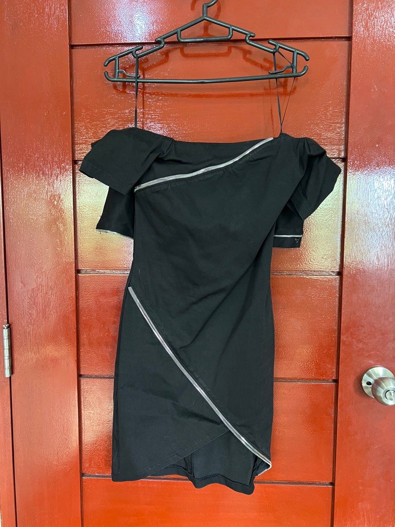 Black Zipper Dress (Category: Dresses) located in Valenzuela. Submitted by declutterclutter_ (Listing ID 1333932711, Image 1). Description: .