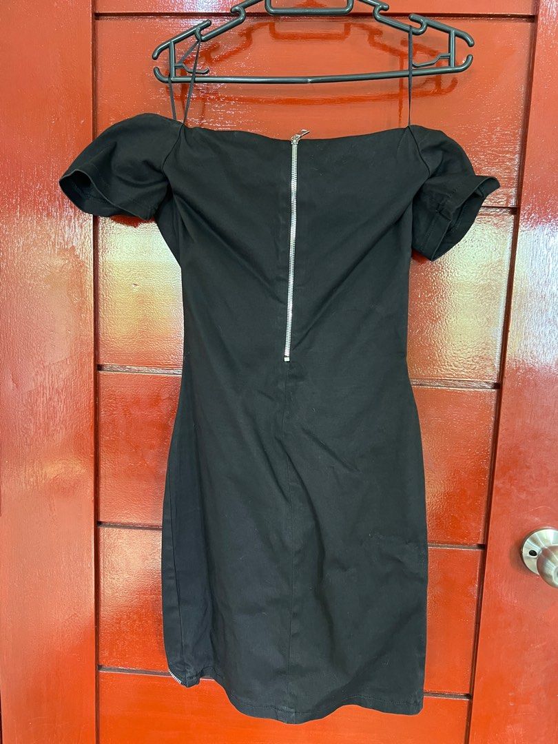 Black Zipper Dress (Category: Dresses) located in Valenzuela. Submitted by declutterclutter_ (Listing ID 1333932711, Image 2). Description: .