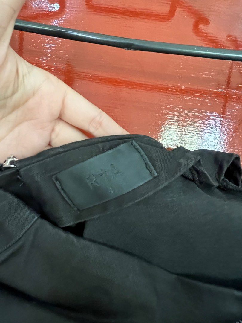 Black Zipper Dress (Category: Dresses) located in Valenzuela. Submitted by declutterclutter_ (Listing ID 1333932711, Image 3). Description: .