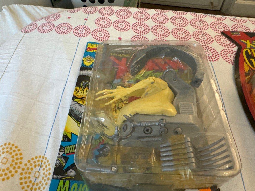 Carded toys (Category: Figurines & Statues) located in Makati City. Submitted by alex_sevilla (Listing ID 1333850923, Image 3). Description: Carded or Unopened Toybiz Mojo toybiz White Queen Kenner Batman Scarecrow.