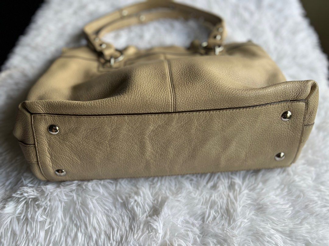 Coach Penelope Shoulder Bag in Beige (Category: Luxury Bags & Wallets) located in Nagcarlan. Submitted by itsmiholai (Listing ID 1333862710, Image 3). Description: See photos! 😊.