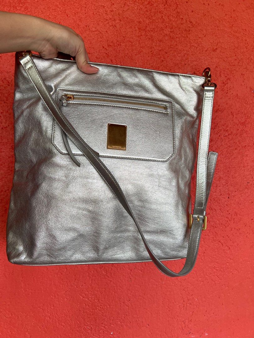 Couronne Metallic Crossbody Bag (Category: Cross-body Bags) located in Nagcarlan. Submitted by itsmiholai (Listing ID 1333866945, Image 1). Description: See photos! 😊.