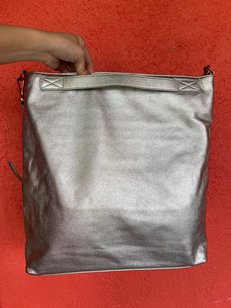 Couronne Metallic Crossbody Bag (Category: Cross-body Bags) located in Nagcarlan. Submitted by itsmiholai (Listing ID 1333866945, Image 2). Description: See photos! 😊.