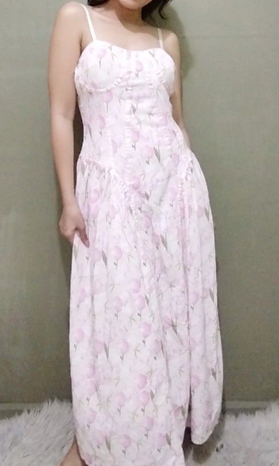 Floral Padded Maxi with Adjustable Straps (Category: Dresses) located in Cebu City. Submitted by laganda (Listing ID 1333887666, Image 2). Description: flawless fits M -L ( length 49" waist 32" bust 36") model size M height 5"1'.