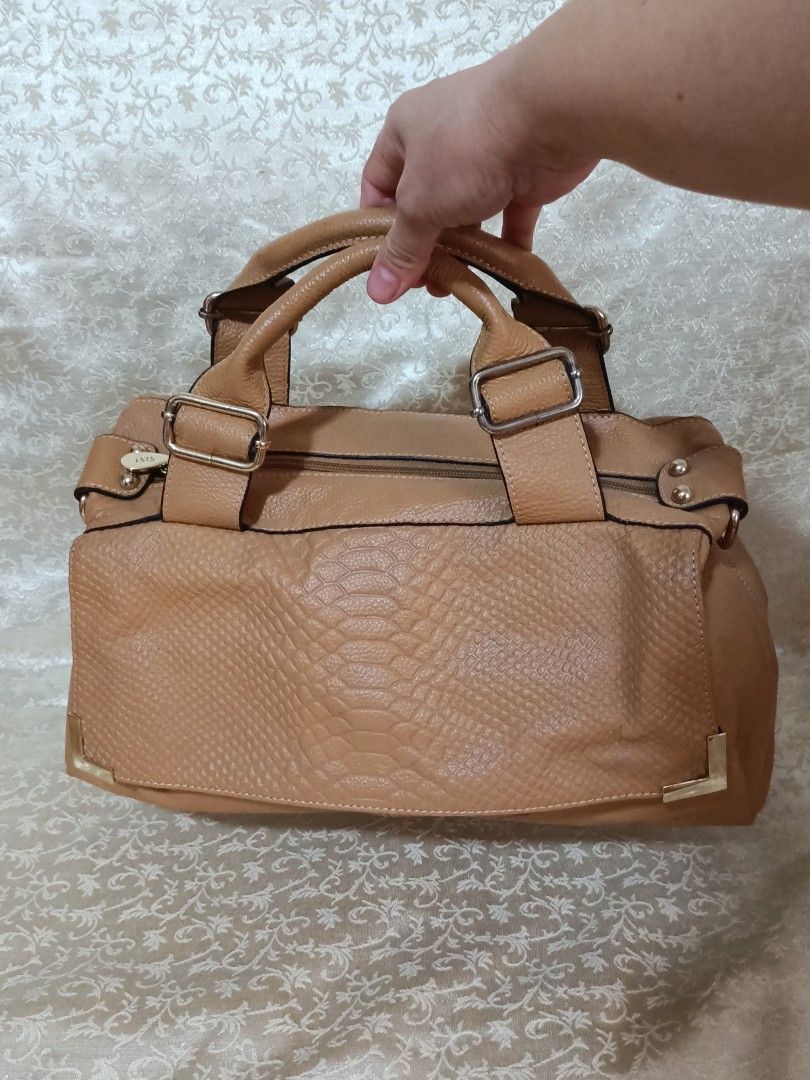 Japan Leather Bag (Category: Shoulder Bags) located in Santo Tomas. Submitted by mybellacloset158 (Listing ID 1333991769, Image 1). Description: Japan Leather Bag Doctors. Bag Pure Leather, Snake skin No flaws. just minimal sign of wear. 2 way, Medium size Last price posted. Nko hanggling please.