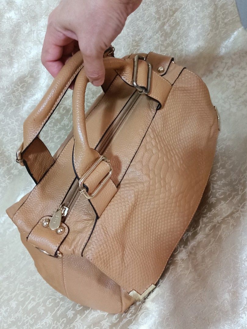 Japan Leather Bag (Category: Shoulder Bags) located in Santo Tomas. Submitted by mybellacloset158 (Listing ID 1333991769, Image 2). Description: Japan Leather Bag Doctors. Bag Pure Leather, Snake skin No flaws. just minimal sign of wear. 2 way, Medium size Last price posted. Nko hanggling please.