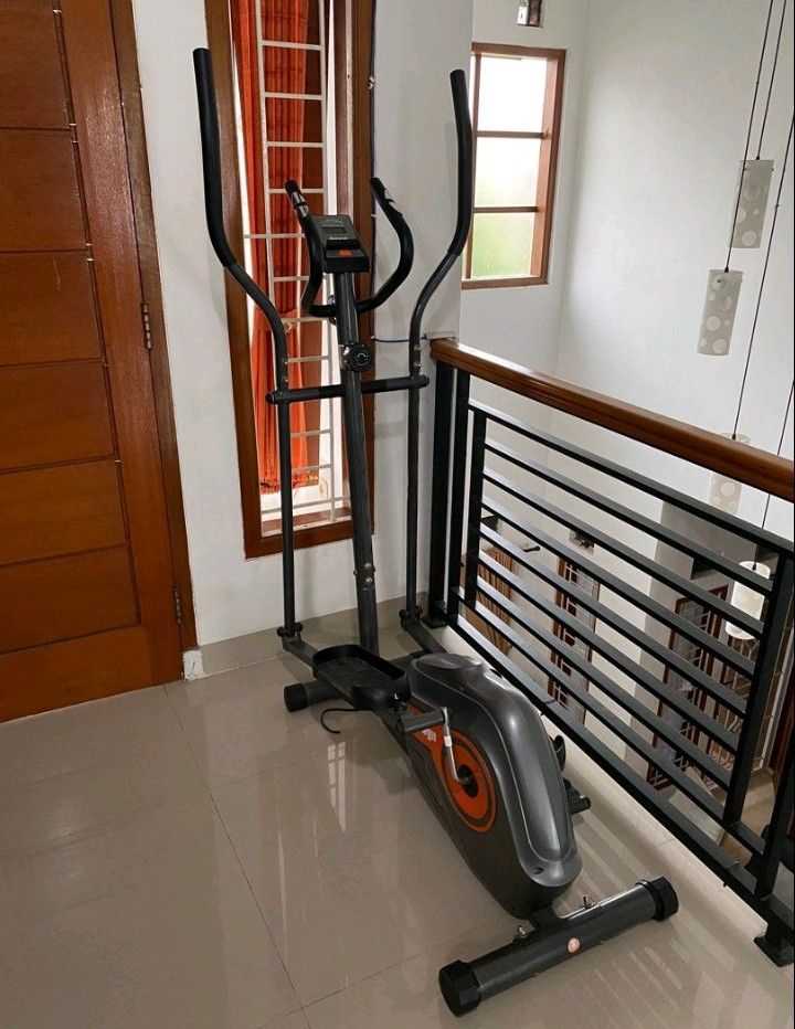 Kinetic elliptical 615e Olah Raga Perlengkapan Olahraga Lainnya di Carousell