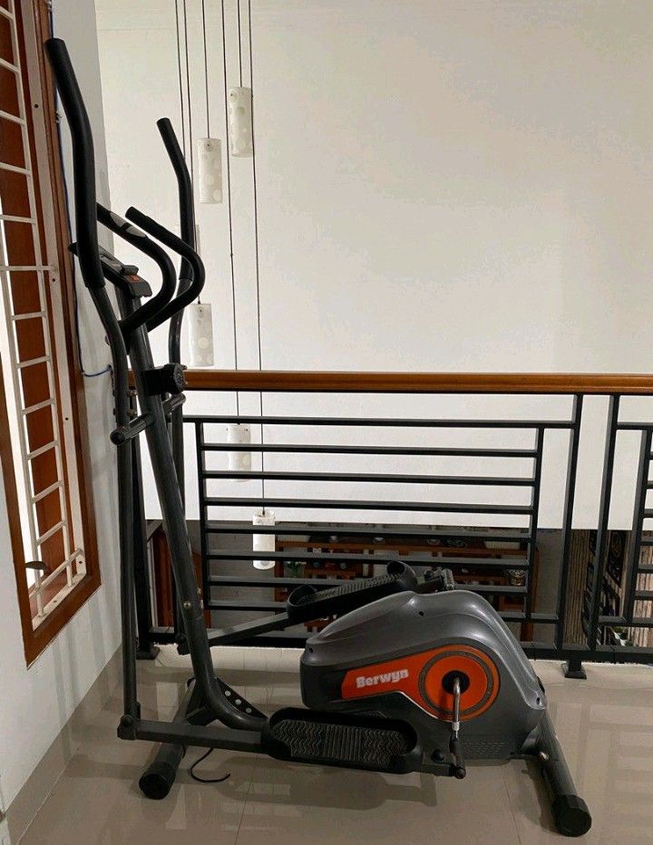 Kinetic elliptical 615e Olah Raga Perlengkapan Olahraga Lainnya di Carousell