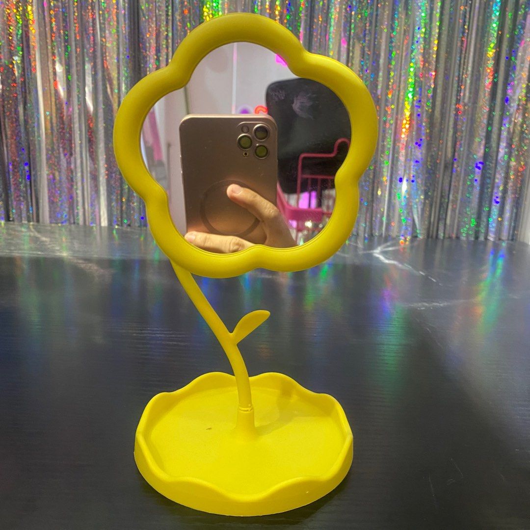 Mini yellow sunflower make up mirror - 0406530002253 (Category: Mirrors) located in Paranaque City. Submitted by gladkingphilippines (Listing ID 1333906985, Image 1). Description: .