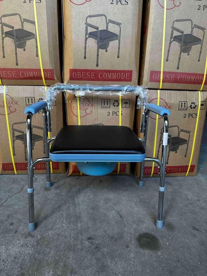 Obese commode chair (Category: Wheelchairs) located in Quezon City. Submitted by noblebear_da8751 (Listing ID 1333948087, Image 1). Description: Same day delivery to cop cod g cash upon pickup.