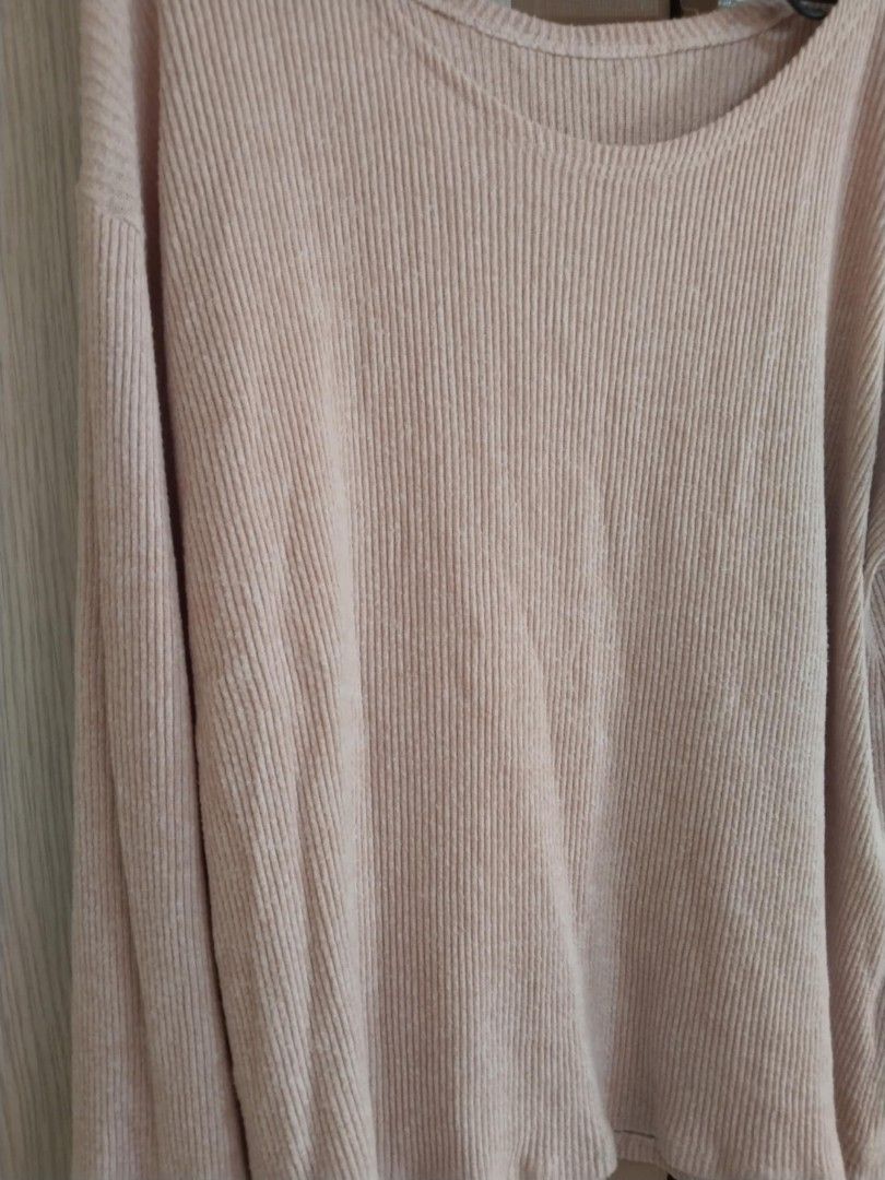 pink pweater (Category: Longsleeves) located in Paranaque City. Submitted by moonbea (Listing ID 1333905221, Image 2). Description: .