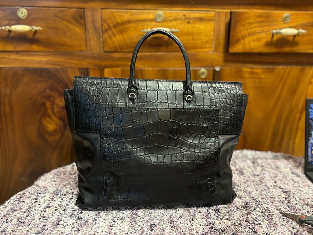 Rouge&lounge large handbag like new (Category: Luxury Bags & Wallets) located in Imus. Submitted by bagsofblessings24 (Listing ID 1333977441, Image 2). Description: Original Rouge&lounge Handbag black large Korean luxury brand Excellent condition, no issues Need lang store with palaman para mawala mga lukot Feel free to chat for any questions .