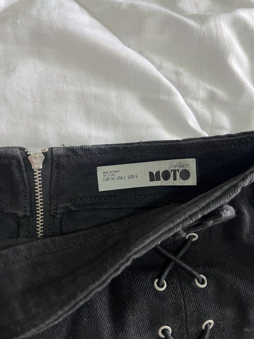 Topshop Skirt (Category: Skirts) located in Valenzuela. Submitted by declutterclutter_ (Listing ID 1333936491, Image 2). Description: .