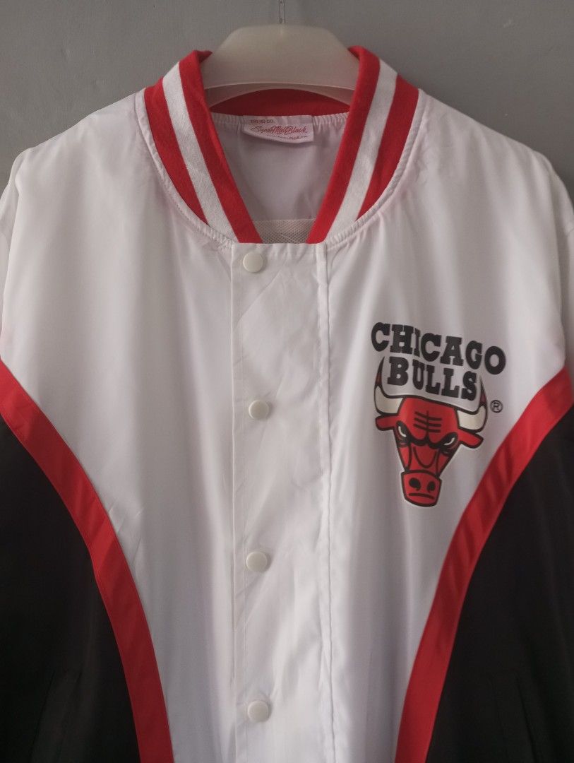 Varsity Jaket Chicago Bulls Fesyen Pria Pakaian Baju Luaran di Carousell
