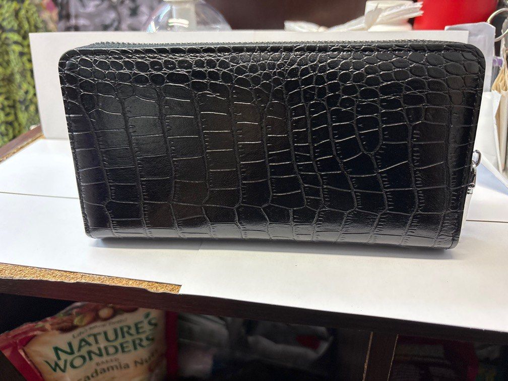 wallet (Category: Wallets & Card Holders) located in Singapore. Submitted by lucy69 (Listing ID 1333895039, Image 5). Description: Semi-leather feels good soft for wholesale also have .