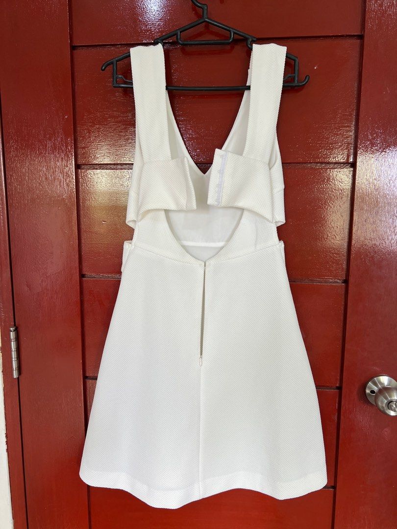 White Cutout Dress (Category: Dresses) located in Valenzuela. Submitted by declutterclutter_ (Listing ID 1333935686, Image 2). Description: .