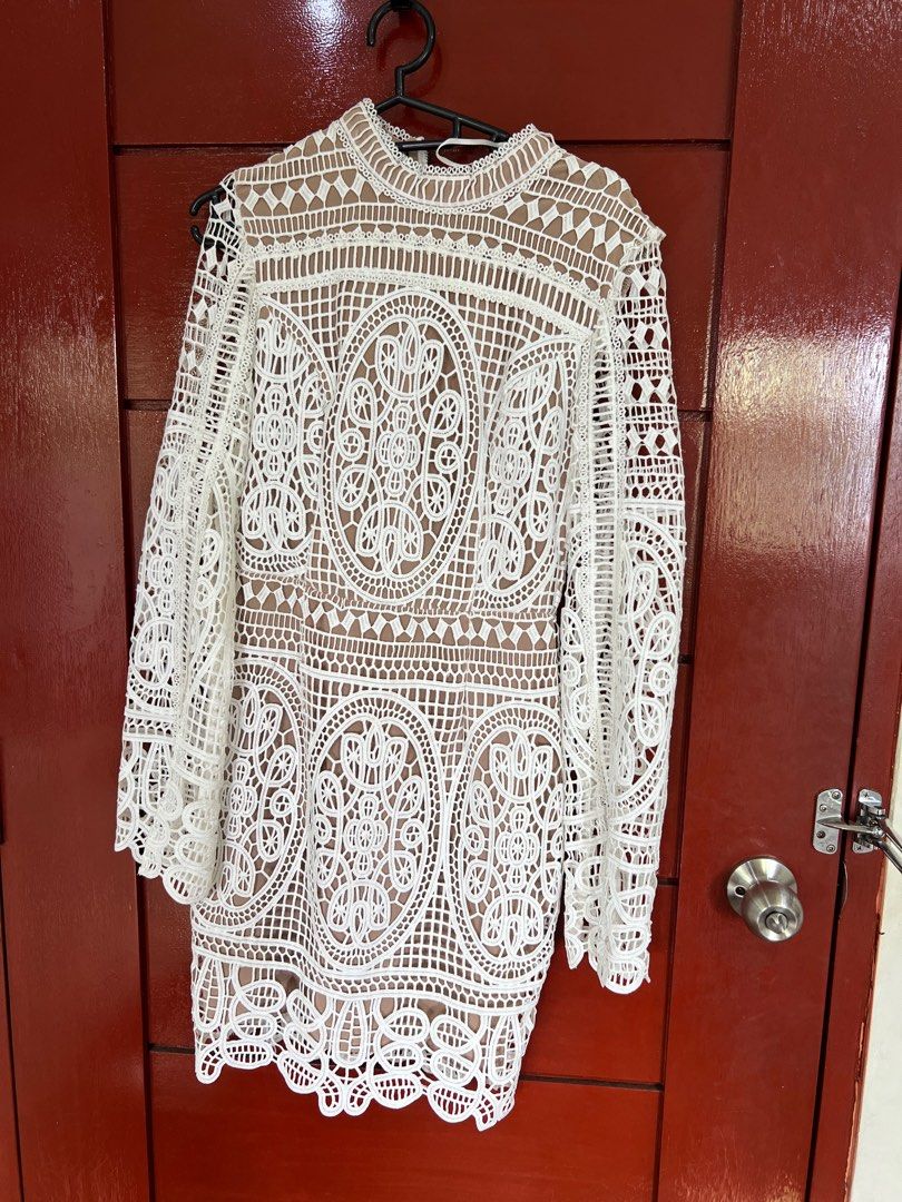 White laced dress (Category: Dresses) located in Valenzuela. Submitted by declutterclutter_ (Listing ID 1333935300, Image 2). Description: .