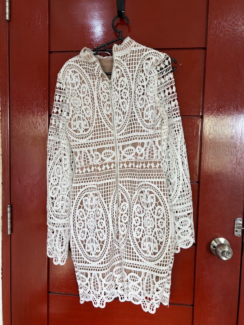 White laced dress (Category: Dresses) located in Valenzuela. Submitted by declutterclutter_ (Listing ID 1333935300, Image 1). Description: .
