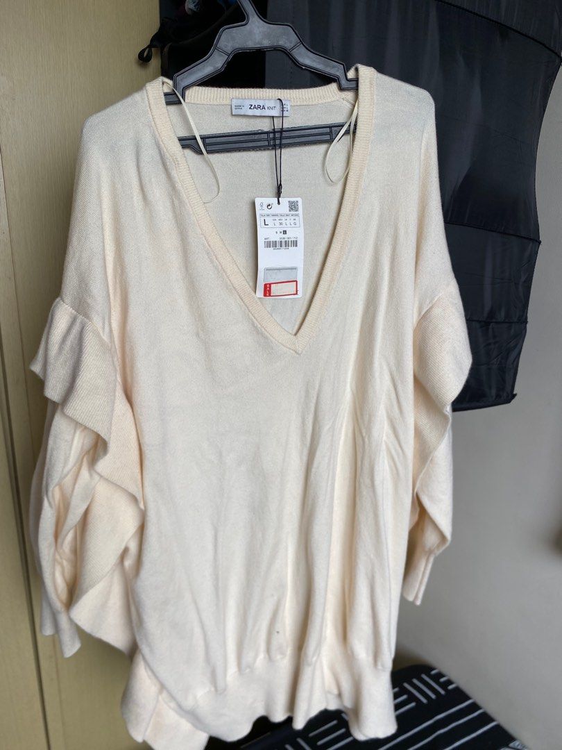 ZARA Fashion sweater (Category: Coats, Jackets and Outerwear) located in Quezon City. Submitted by stefsm (Listing ID 1333931620, Image 2). Description: LIKE NEW. but never used. never tried on. na stuck lang sa wardrobe..