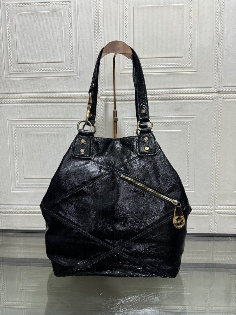 Authentic mk patent leather tote bag (Category: Luxury Bags & Wallets) located in Rizal. Submitted by houseofbell (Listing ID 1335597909, Image 3). Description: .