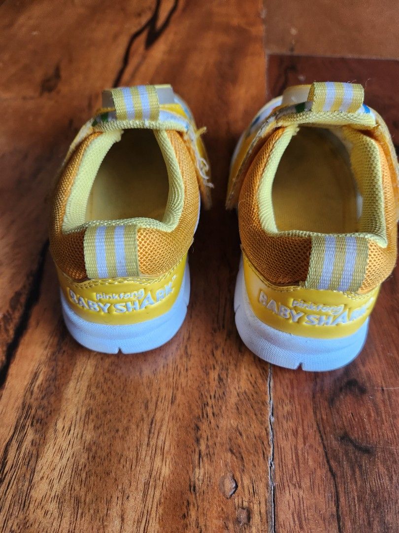 Baby shark toddler shoes with lights (Category: Babies & Kids Fashion) located in Quezon City. Submitted by camsam (Listing ID 1335464310, Image 3). Description: Size 130 Bought in ABC mart in Korea Well loved Light still work Rfs: outgrown Loc: Quezon City.