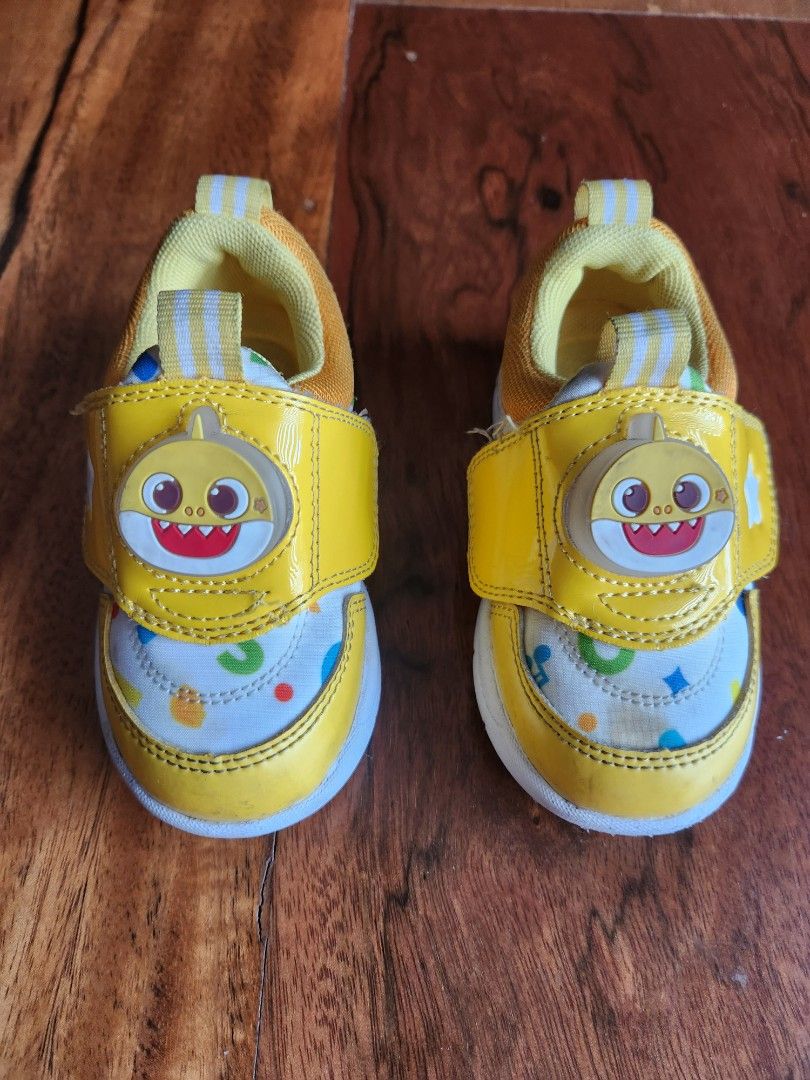 Baby shark toddler shoes with lights (Category: Babies & Kids Fashion) located in Quezon City. Submitted by camsam (Listing ID 1335464310, Image 1). Description: Size 130 Bought in ABC mart in Korea Well loved Light still work Rfs: outgrown Loc: Quezon City.