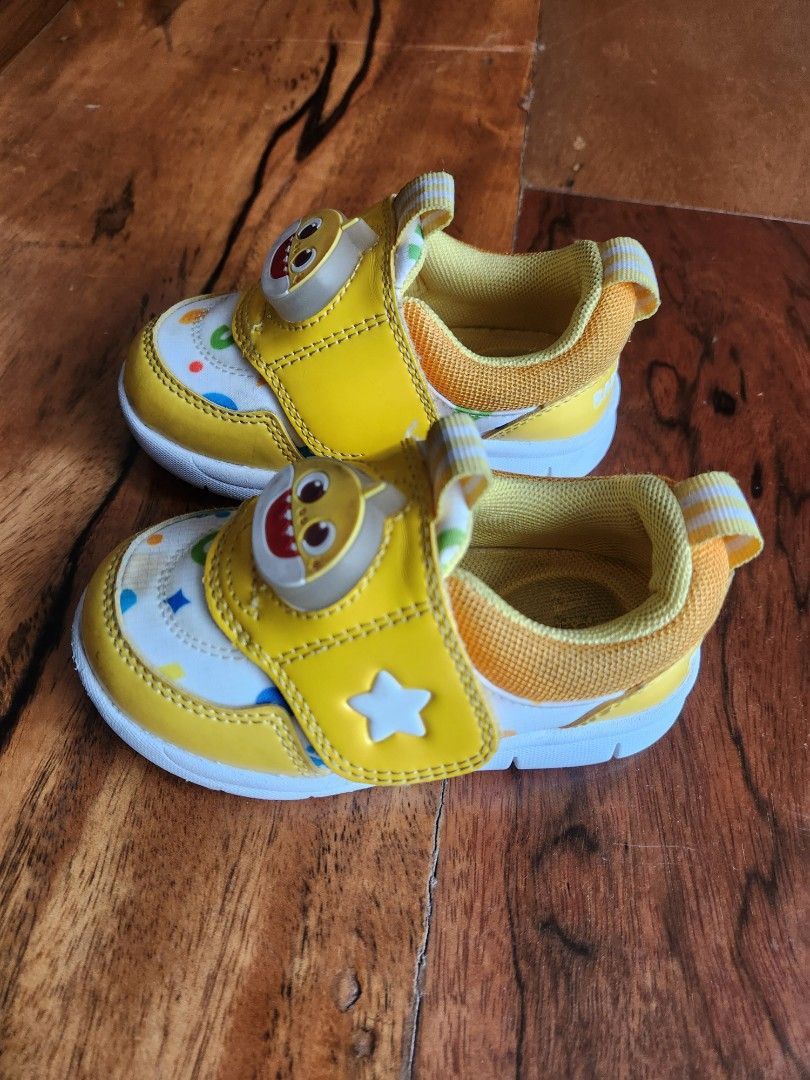 Baby shark toddler shoes with lights (Category: Babies & Kids Fashion) located in Quezon City. Submitted by camsam (Listing ID 1335464310, Image 2). Description: Size 130 Bought in ABC mart in Korea Well loved Light still work Rfs: outgrown Loc: Quezon City.