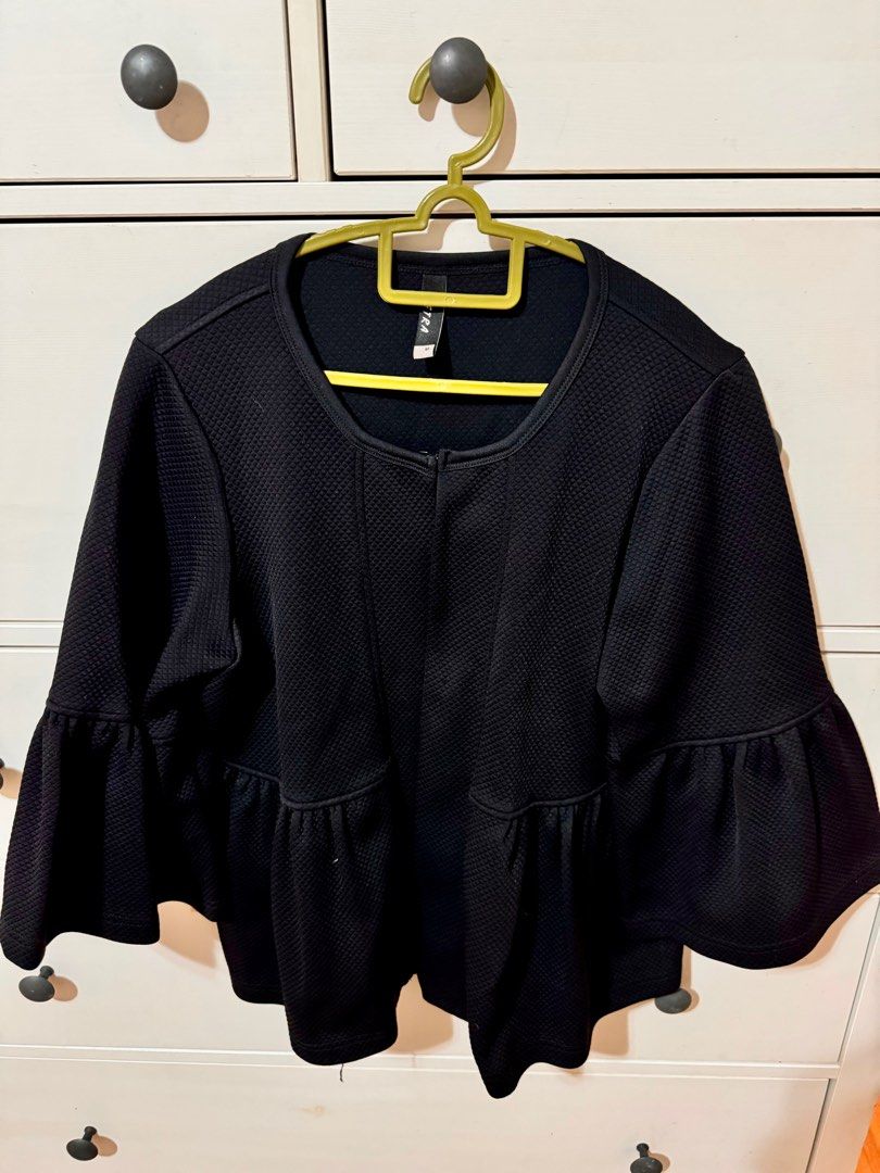 Black Jacket (Category: Blouses) located in Shah Alam. Submitted by Adinahrun (Listing ID 1335577832, Image 1). Description: .