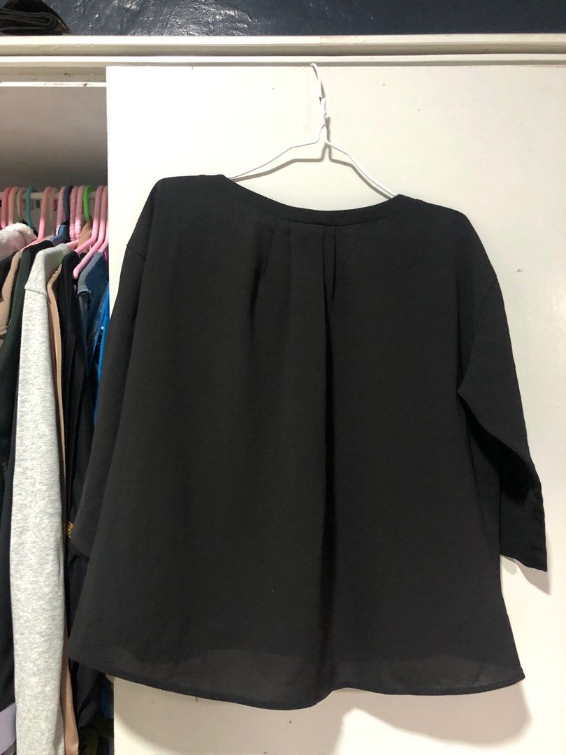 Black uniqlo longsleeve (Category: Blouses) located in Iligan City. Submitted by tumat (Listing ID 1335475853, Image 2). Description: decluttering very presko .