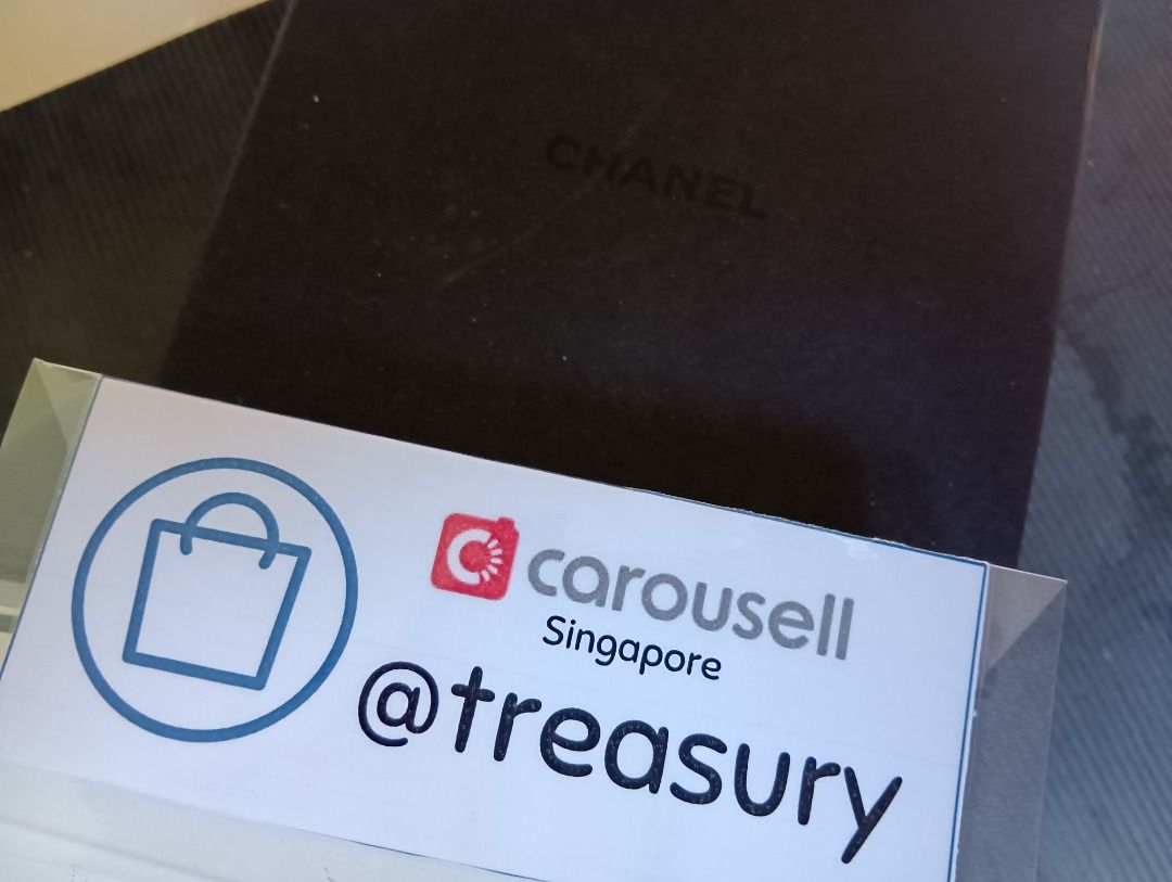 Box (Category: Accessories) located in Singapore. Submitted by treasury (Listing ID 1335498552, Image 3). Description: With certificate booklet!.