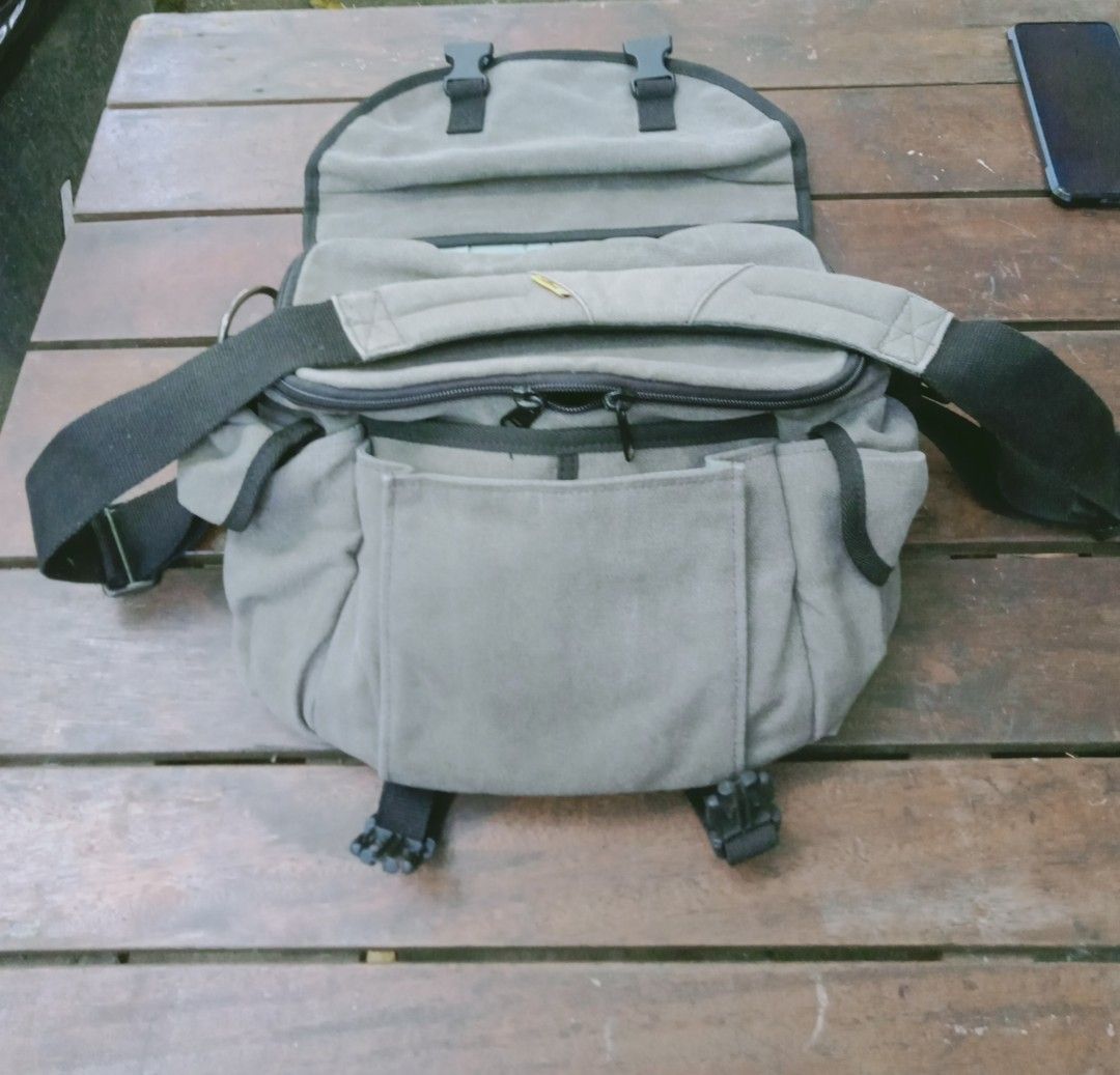 Camera bags ainogirl and nikon (Category: Camera Bags & Carriers) located in Taytay. Submitted by ddxdd (Listing ID 1335422280, Image 2). Description: thick canvass, 10 pockets, size around 9 x 10 x 7.5 inch pede pa ma stretch. set price, in good condition.
