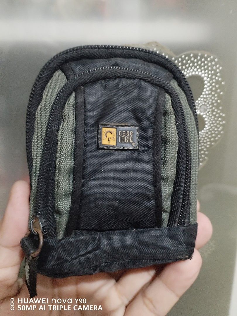 Case Logic Vintage Digital Camera Bag 001 (Category: Camera Bags & Carriers) located in Carmona. Submitted by rpute (Listing ID 1335600502, Image 1). Description: .