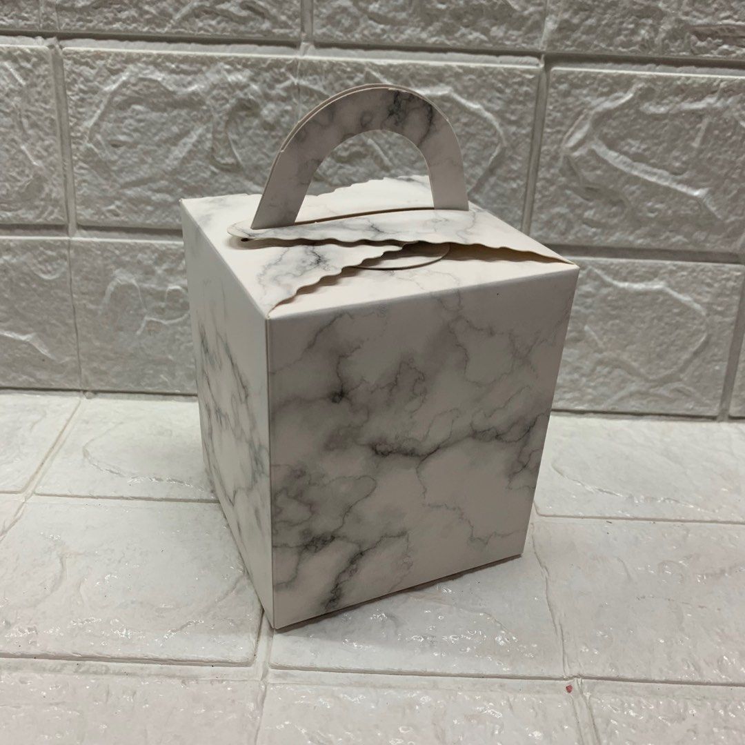 Cupcake Box with cupcake holders (Category: Bakeware) located in Manila. Submitted by thekidshop (Listing ID 1334311953, Image 3). Description: .