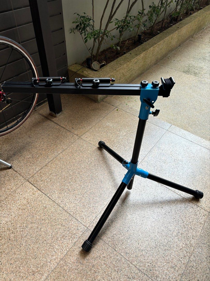 Fork mounted bike repair stand