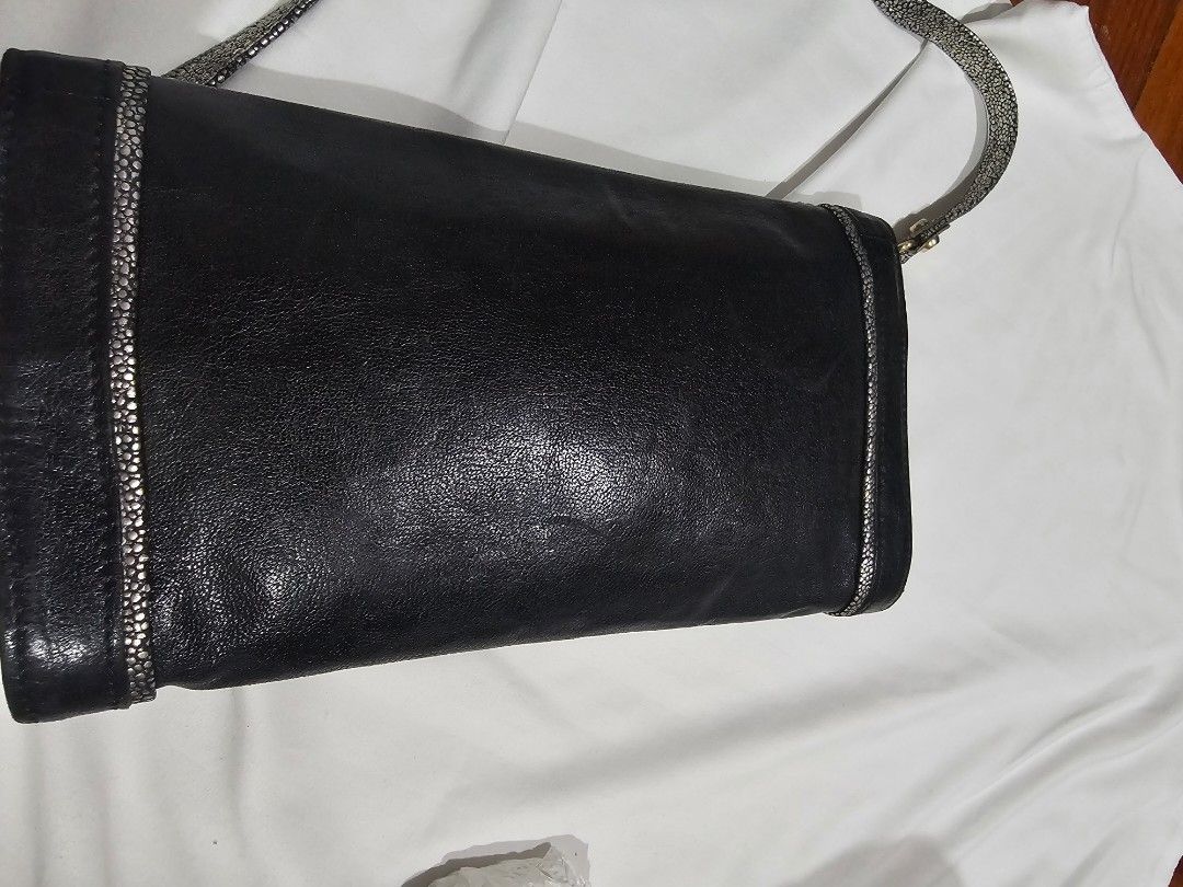 Longchamp leather bag (Category: Shoulder Bags) located in Makati City. Submitted by mabelle123 (Listing ID 1335581384, Image 3). Description: Still in great condition, removable straps, can be used as a clutch or attach a long strap.