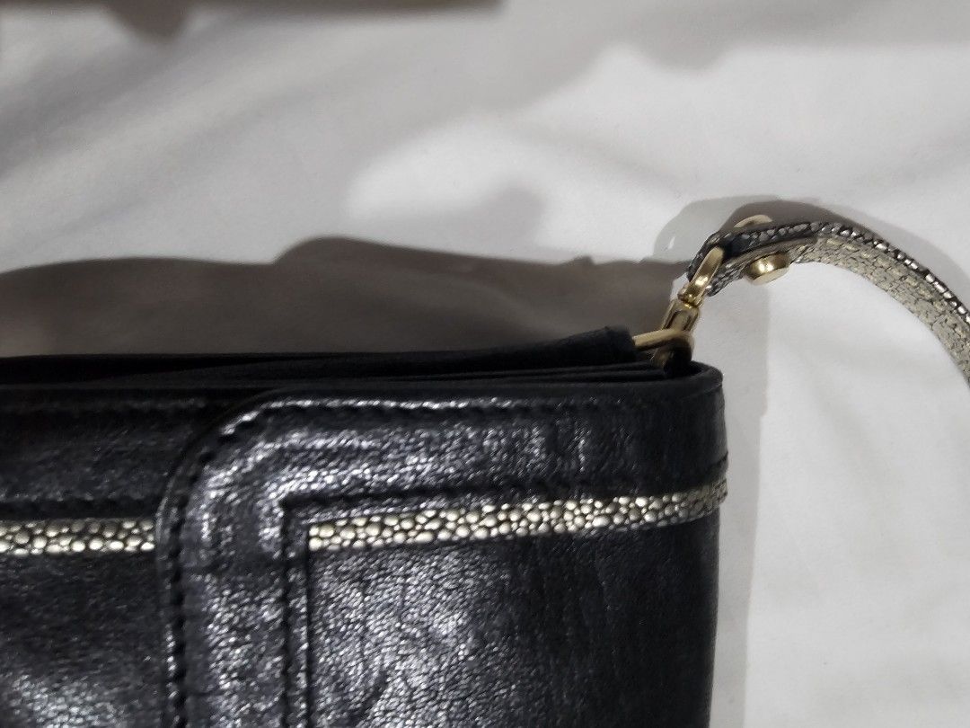 Longchamp leather bag (Category: Shoulder Bags) located in Makati City. Submitted by mabelle123 (Listing ID 1335581384, Image 2). Description: Still in great condition, removable straps, can be used as a clutch or attach a long strap.