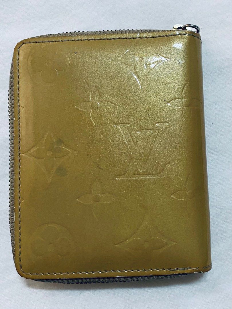 Louis Vuitton Monogram Vernis Bloom Bifold Wallet (Category: Luxury Bags & Wallets) located in Cebu City. Submitted by thedeclutteringmom (Listing ID 1335451632, Image 2). Description: Guaranteed original 2 card slot 1 bill slot 1 coun compartment In very good condition Compact size wallet Clean inside No sticky inside Vibrant color of leather Datecode : BJ 0053 Made in France Wallet only .