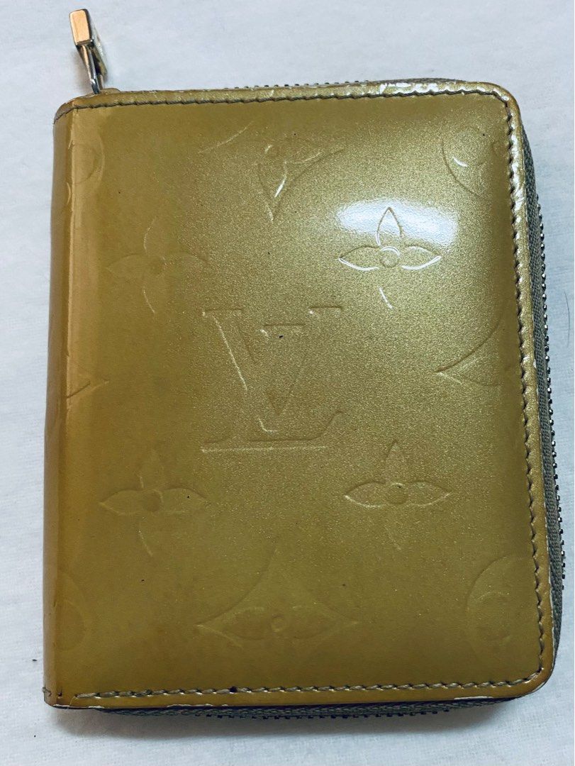 Louis Vuitton Monogram Vernis Bloom Bifold Wallet (Category: Luxury Bags & Wallets) located in Cebu City. Submitted by thedeclutteringmom (Listing ID 1335451632, Image 1). Description: Guaranteed original 2 card slot 1 bill slot 1 coun compartment In very good condition Compact size wallet Clean inside No sticky inside Vibrant color of leather Datecode : BJ 0053 Made in France Wallet only .