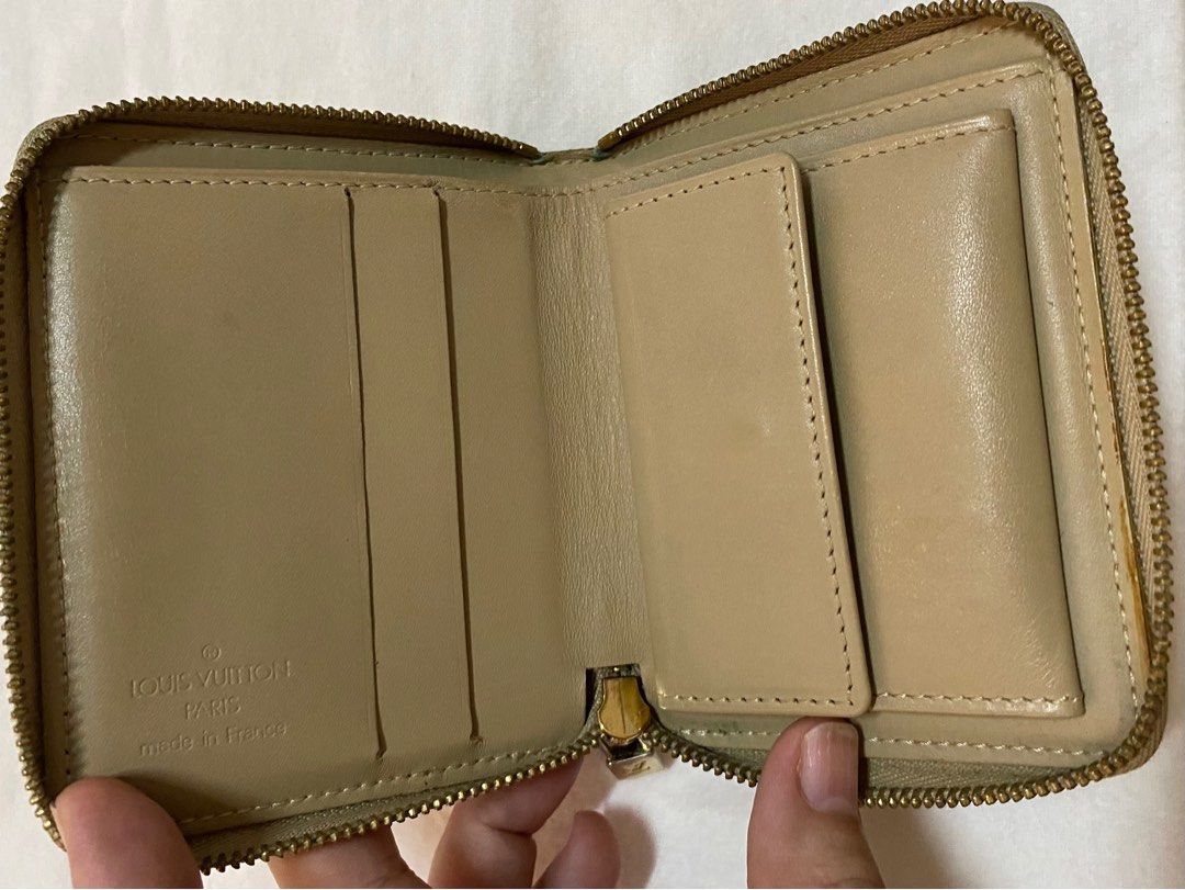 Louis Vuitton Monogram Vernis Bloom Bifold Wallet (Category: Luxury Bags & Wallets) located in Cebu City. Submitted by thedeclutteringmom (Listing ID 1335451632, Image 3). Description: Guaranteed original 2 card slot 1 bill slot 1 coun compartment In very good condition Compact size wallet Clean inside No sticky inside Vibrant color of leather Datecode : BJ 0053 Made in France Wallet only .