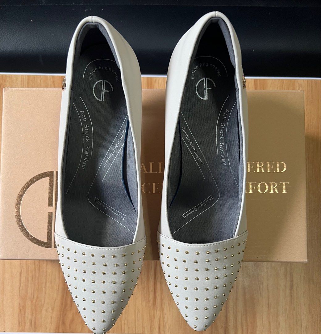 Low heel shoes